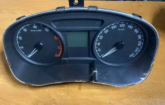 Skoda Fabia Mk2 (5J) Speedometer (instrument cluster) 5J0920801B V2802476