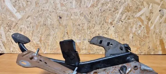 Ford Focus Brake pedal 4m512467ar