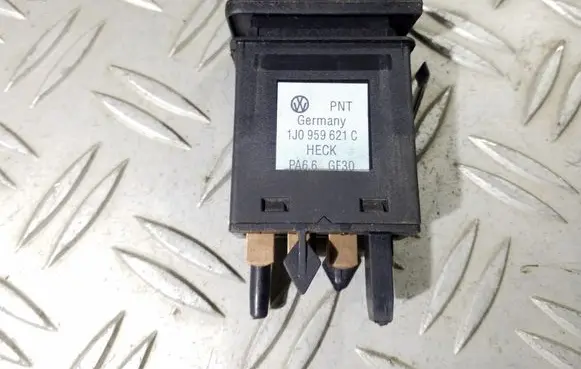 Volkswagen Golf IV Windscreen/window heater switch 1J0959621C