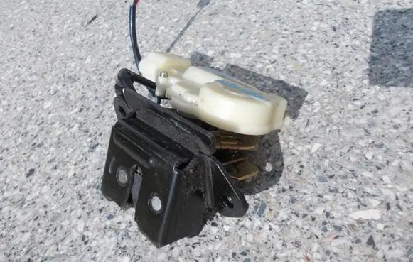 Mazda Premacy Tailgate/trunk/boot lock/catch/latch