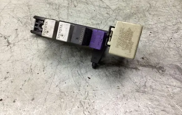 Toyota Avensis T250 Fuse module 8198005040 MB0665005340