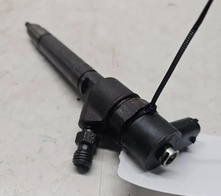 Volvo V70 Fuel injector 30777526