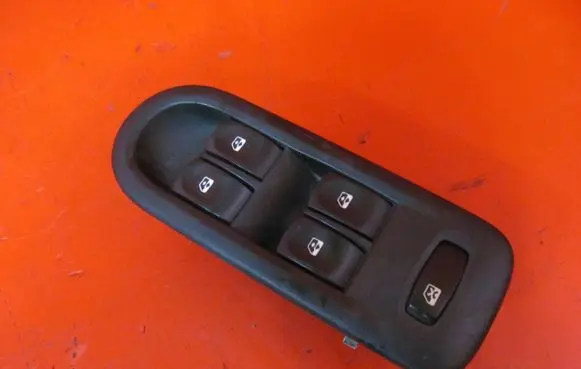 Renault Clio III Electric window control switch 8200356541