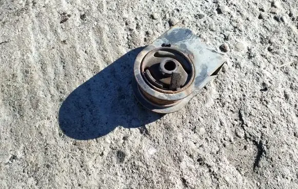 Mazda 323 Engine mount bracket