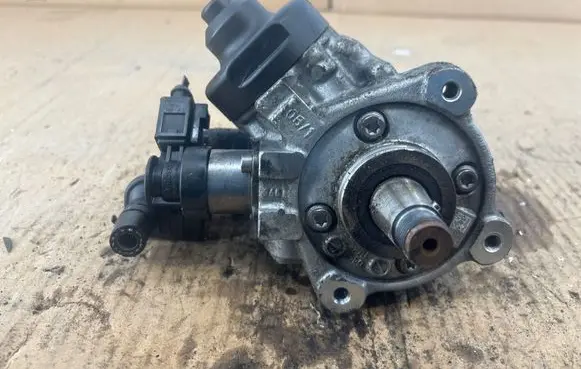 Volkswagen Jetta VI Fuel injection high pressure pump 0445010514 11211112 03L130755D