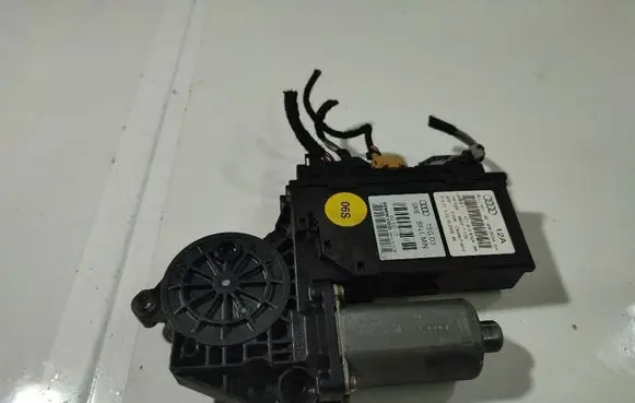 Audi A8 S8 D3 4E Front door window regulator motor 4E1959802A