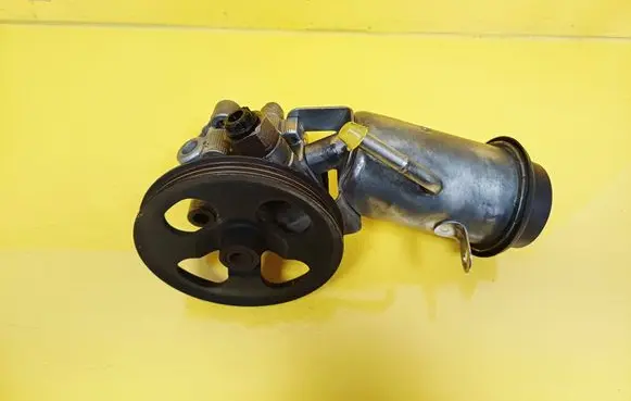 Toyota Yaris Power steering pump 