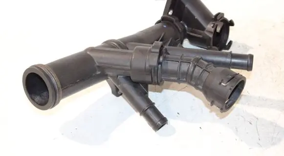 Volkswagen Golf VII Engine coolant pipe/hose 04L121071E