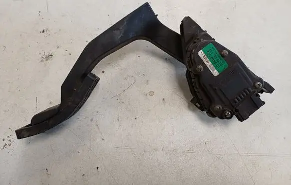 Accelerator throttle pedal
