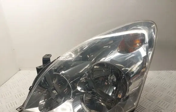 Toyota Corolla Verso AR10 Headlight/headlamp 811700F010