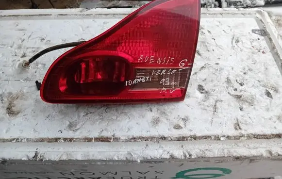 Toyota Avensis Verso Tailgate rear/tail lights
