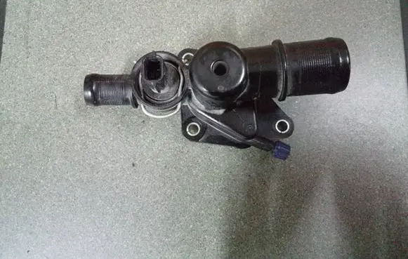 Dacia Sandero Thermostat housing 224330437r
