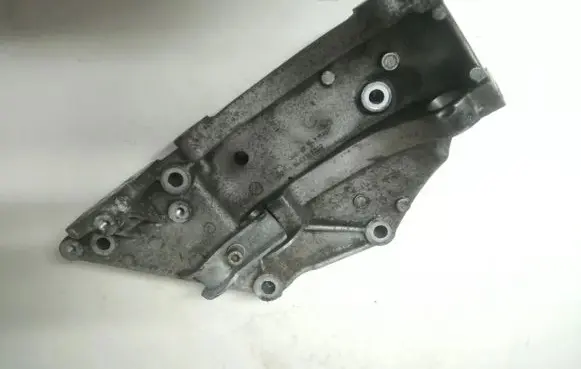Ford Kuga I Engine mounting bracket 9682367380