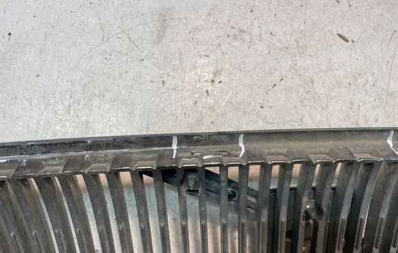 Volvo V70 Front bumper upper radiator grill 8659875