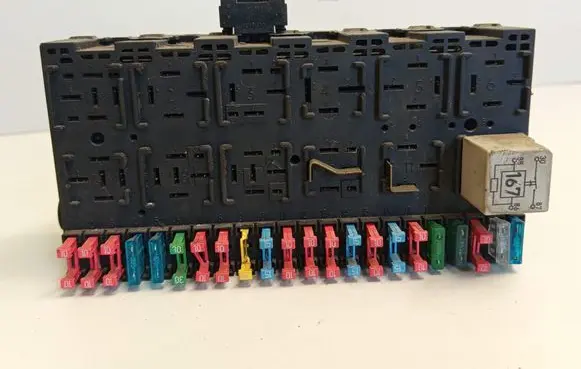 Volkswagen Golf III Fuse module 357937039