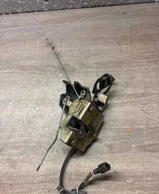 BMW 3 E30 Front door lock 19228461