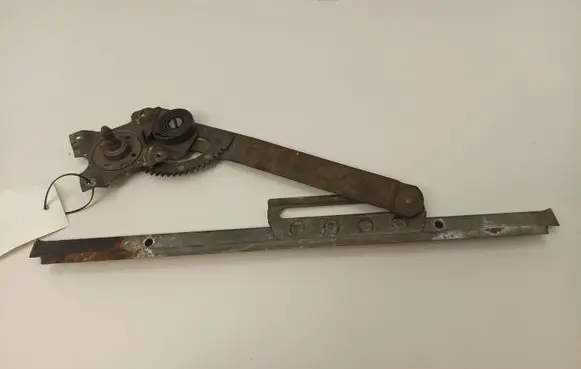 Rear door manual window regulator