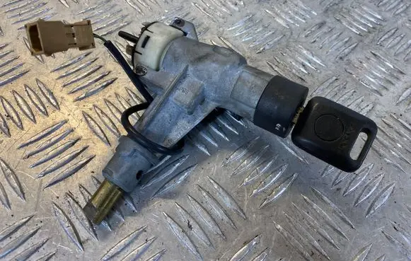 Audi 80 90 S2 B4 Ignition lock 8A0905851