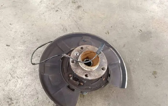 Rear wheel hub spindle/knuckle