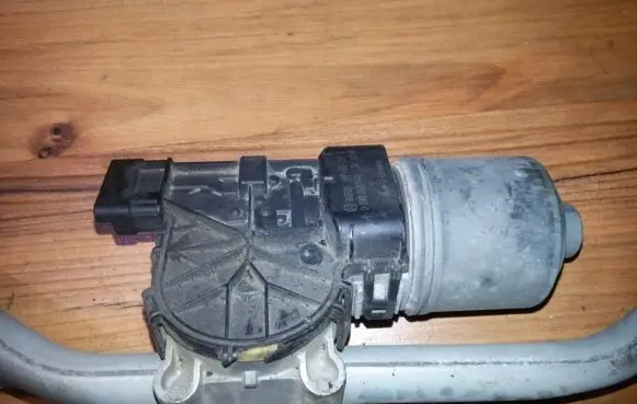 Peugeot 207 Wiper motor 0390241540