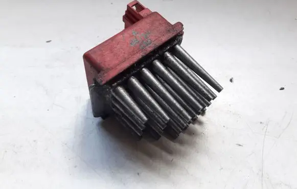Audi A4 S4 B5 8D Heater blower fan relay 
