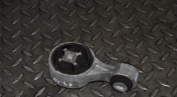 Nissan X-Trail T32 Engine mount bracket