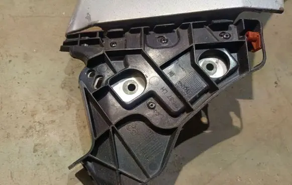 Front bumper mounting bracket
