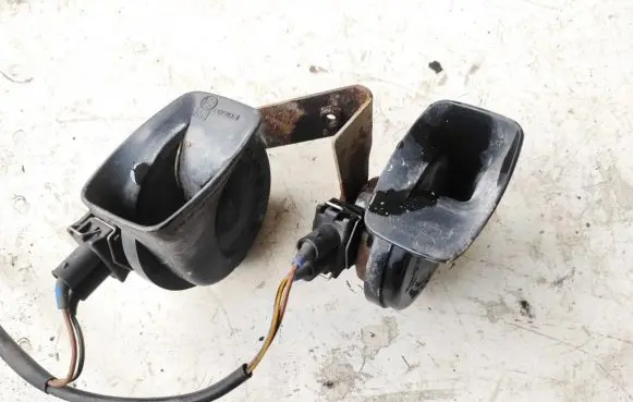 Audi A4 S4 B5 8D Horn signal 0091001