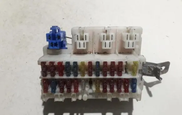 Nissan Primera Fuse box set M04MWX