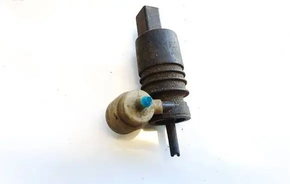 Volkswagen PASSAT B5 Windscreen/windshield washer pump 