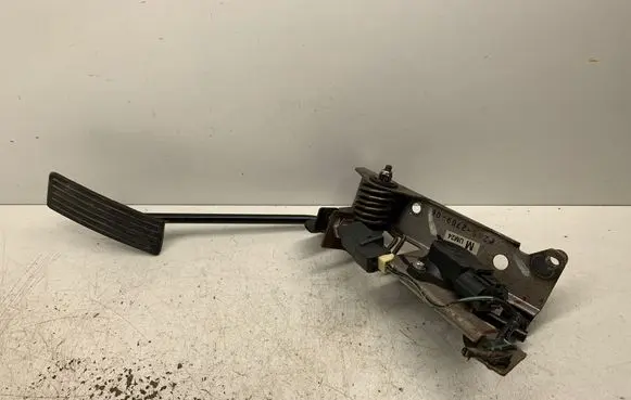 Accelerator throttle pedal