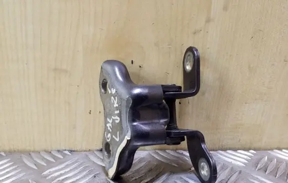 Toyota Avensis T270 Rear door upper hinge