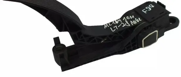 Mercedes-Benz ML W164 Accelerator throttle pedal A1643000104