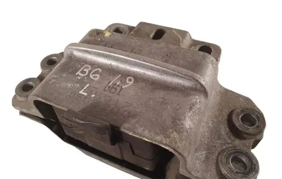 Volkswagen PASSAT B6 Engine mount bracket 3C0199555