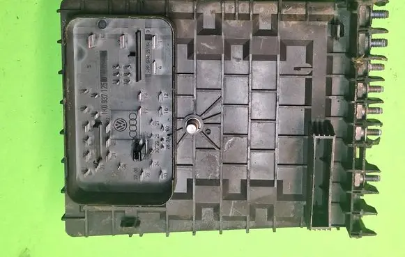 Volkswagen Golf V Fuse box set 8K2209112909 4720413050201
