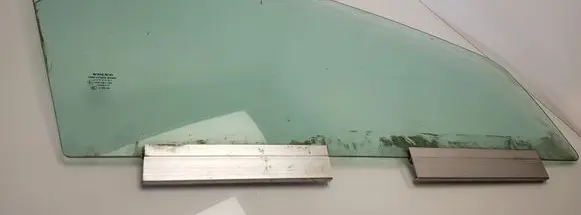 Volvo V70 Front door window glass four-door