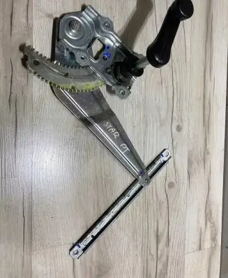Rear door manual window regulator