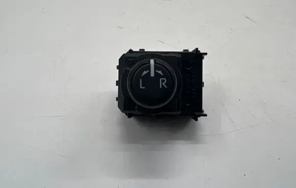 Toyota Yaris XP210 Wing mirror switch 183912