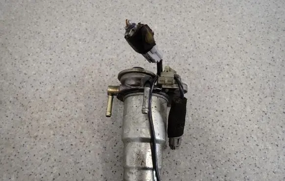 Toyota Corolla E120 E130 Fuel filter housing 