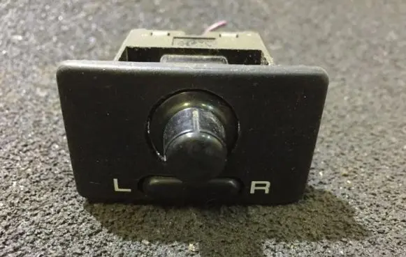 Nissan Patrol Y60 Wing mirror switch 8x18t