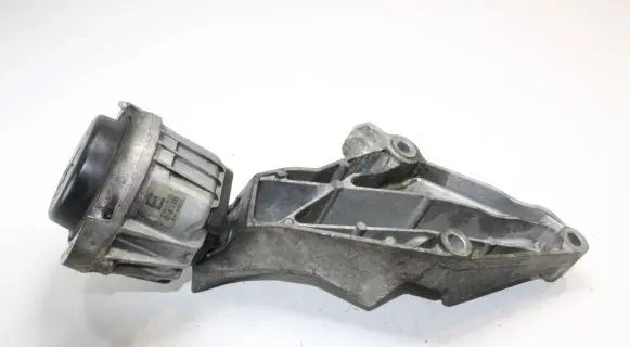 BMW 1 E81 E87 Engine mount bracket 6768799