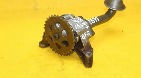 Volkswagen Golf IV Oil pump 06A115105B