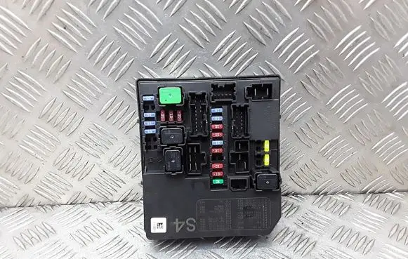 Nissan Juke I F15 Fuse module 284B71TT2D