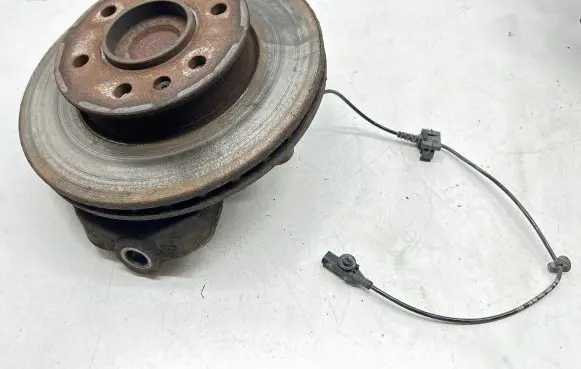 Mercedes-Benz Sprinter W906 Front wheel hub A9069050601