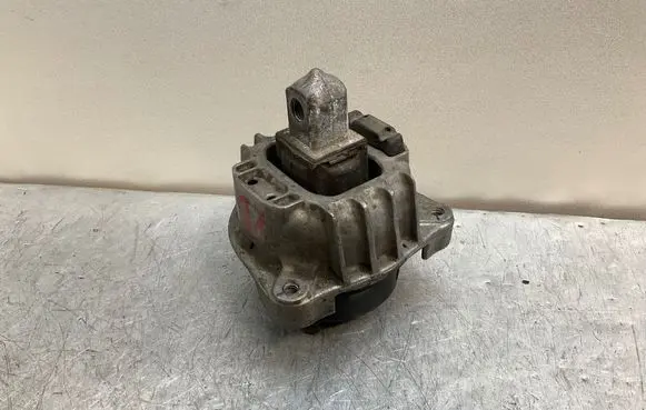 Engine mount bracket