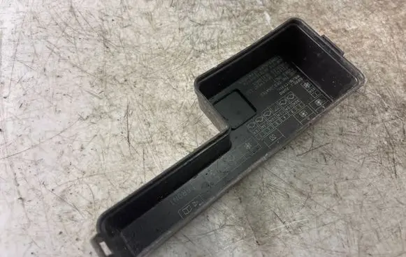 Mitsubishi Grandis Fuse box cover