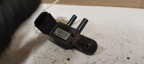 Ford Focus Exhaust gas pressure sensor AV615L200AB