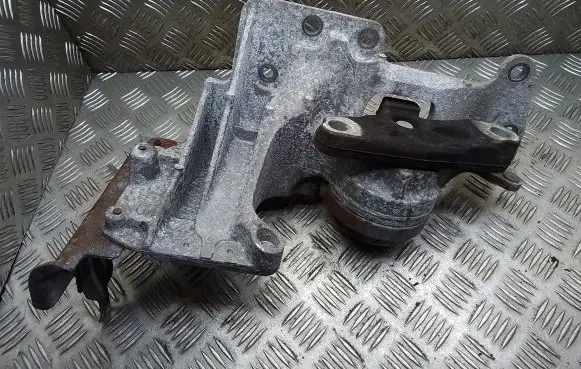 Nissan X-Trail T31 Engine mount bracket