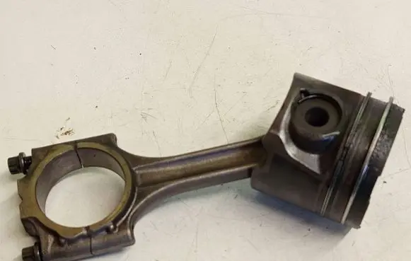 Volvo V70 Piston with connecting rod