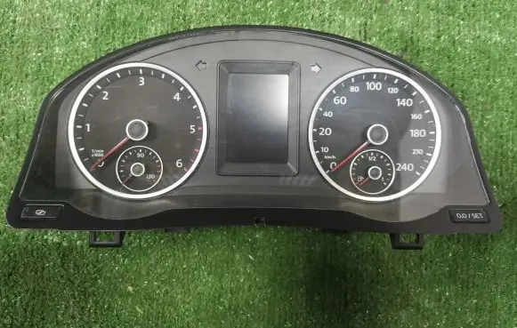 Volkswagen Tiguan Speedometer (instrument cluster) 5N0920872A